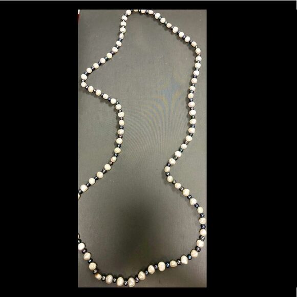 Honora
34" Strand white and gray Pearl Necklace & original pouch - Picture 4 of 4